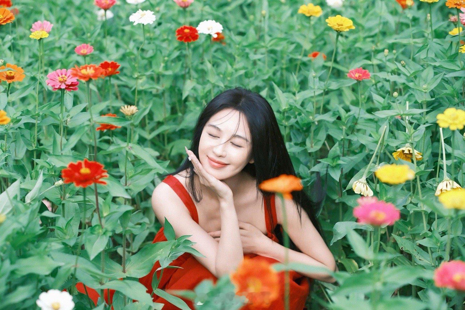 李菲儿美得好有生命力 李菲儿的红裙似燃烧的火焰，在光影中勾勒出绝美轮廓。她松弛自