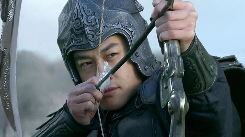 父亲被张飞一剑斩杀，母亲被曹操强行占有 年仅五岁的他却成了曹操义子。
这样的身世