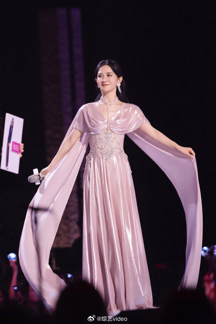 谢娜粉闪造型好甜谢娜粉粉闪闪拿捏少女感乘风舞台上的谢娜太甜了！谢娜粉粉闪闪拿捏少