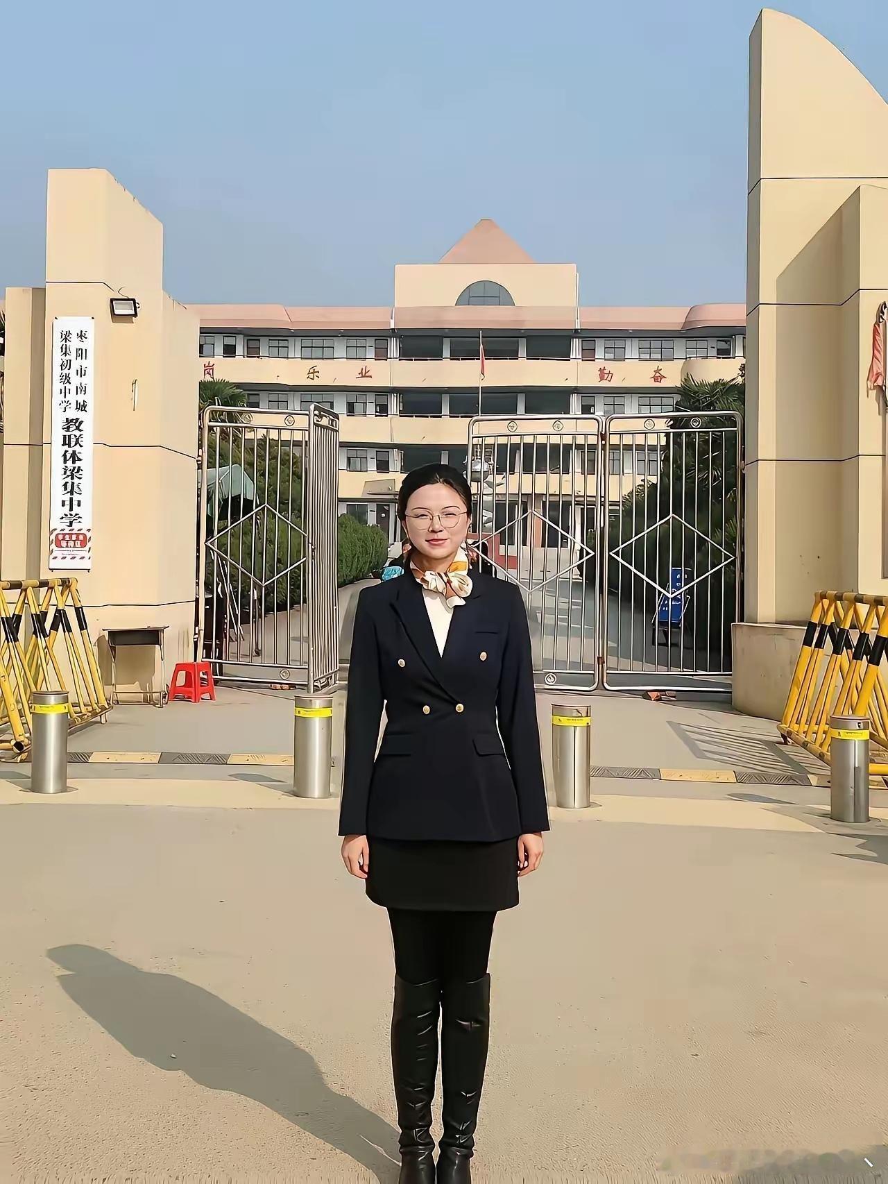 不懂就问，这位女士在体制内属于什么级别领导 