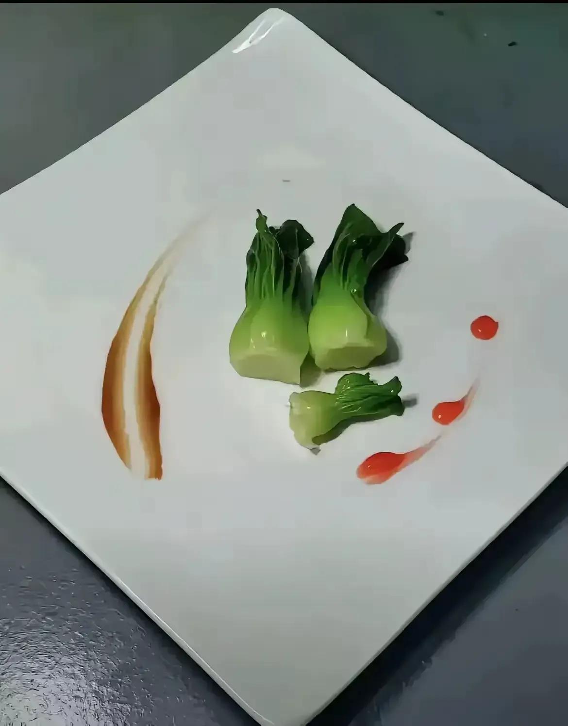 你吃不起，有的人能吃得起，这盘菜2800元！
这盘儿菜只有三个油菜，旁边儿画了一