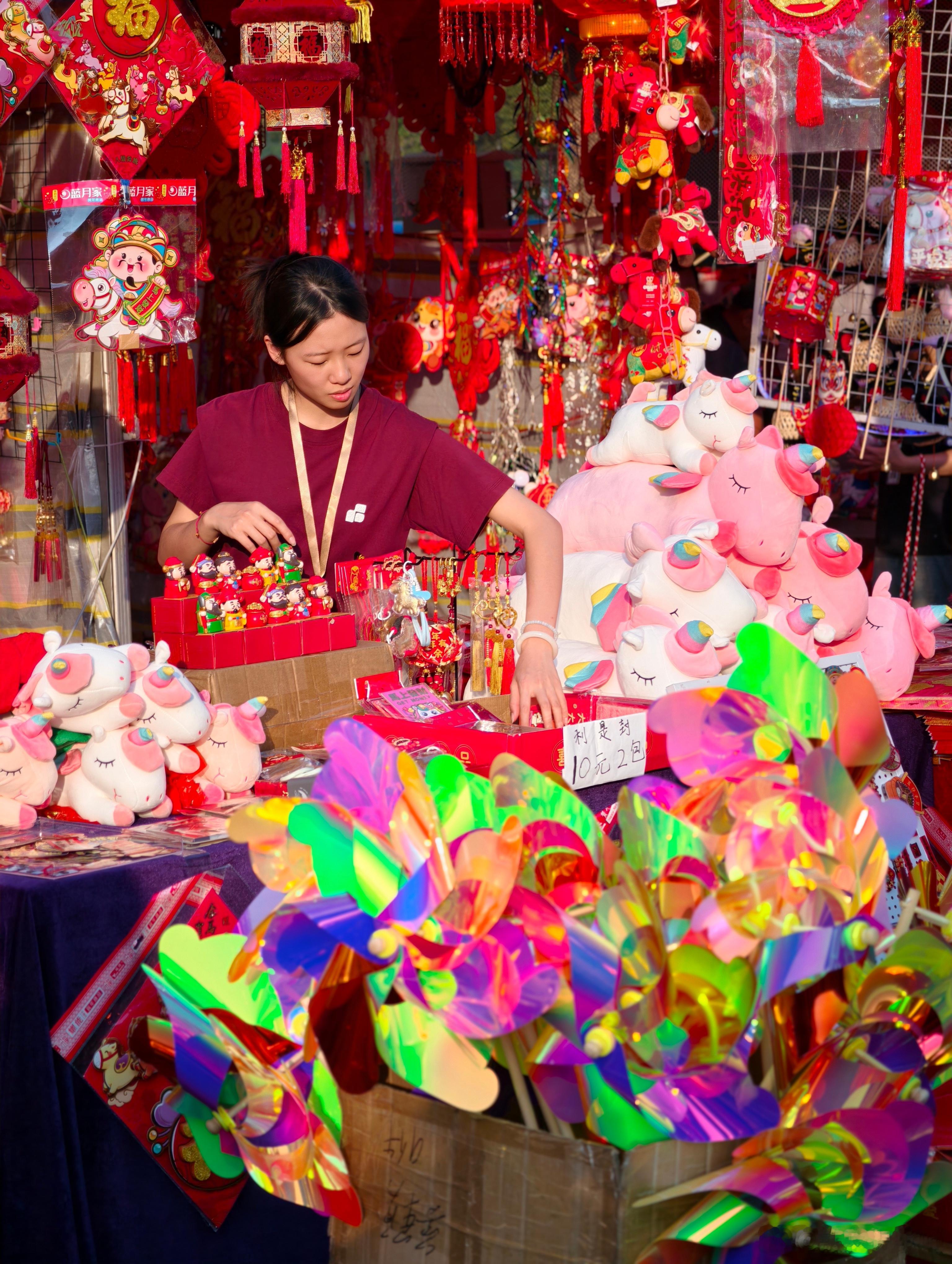 广州市民逛花街热到中暑我也是热得有点 …… 其实还好，主要是过年没准备夏装的新衣