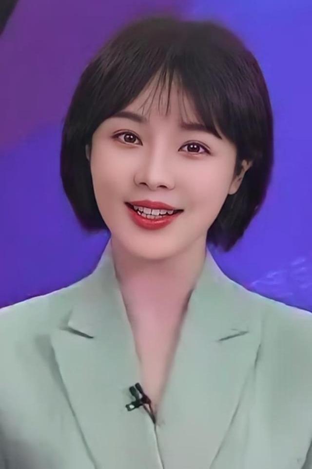 央视主持人崔爽、胡蝶也太绝了！端庄大气、气质出众，一颦一笑尽显东方优雅。

果然