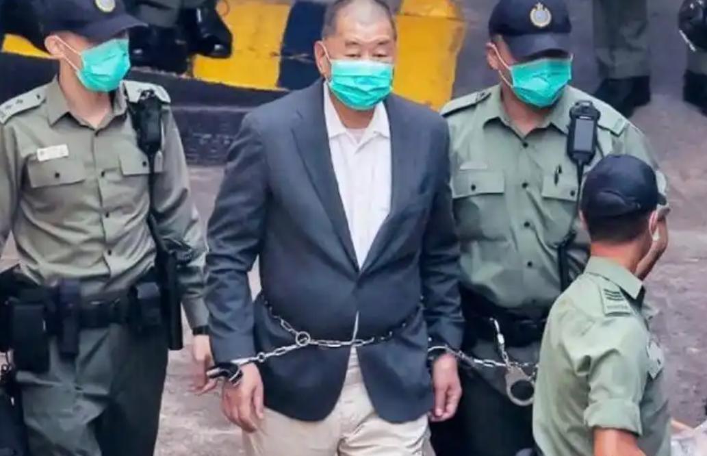 黎智英一直以为钻“一国两制”的空子就能保自己平安，没想到他这次将牢底坐穿。

1