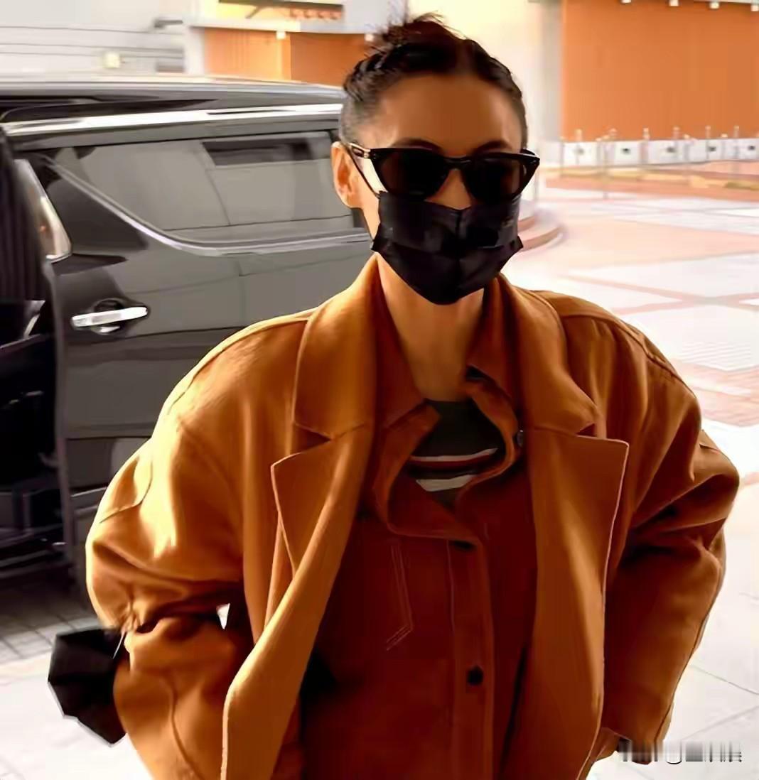 12月8日上午，张柏芝第二次参加庭审，继续与前经纪人余毓兴对簿公堂。张柏芝哭着否