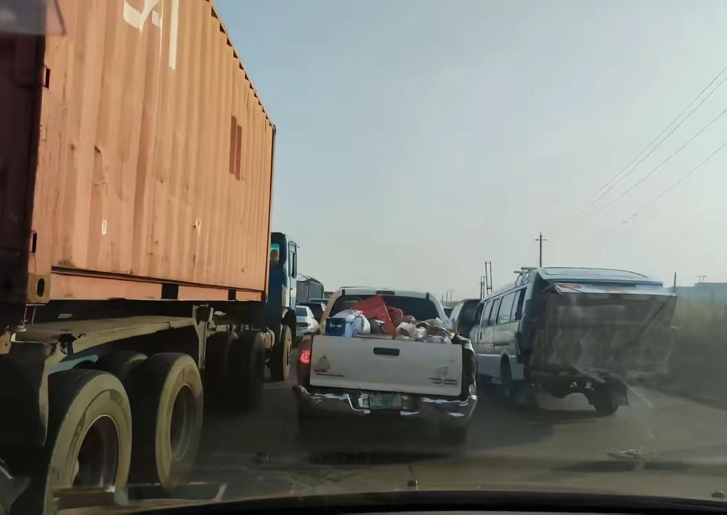 尼日利亚堵车的日常操作，见惯不怪了！路太少了，有点特殊情况就堵！今天谨慎前往沙加