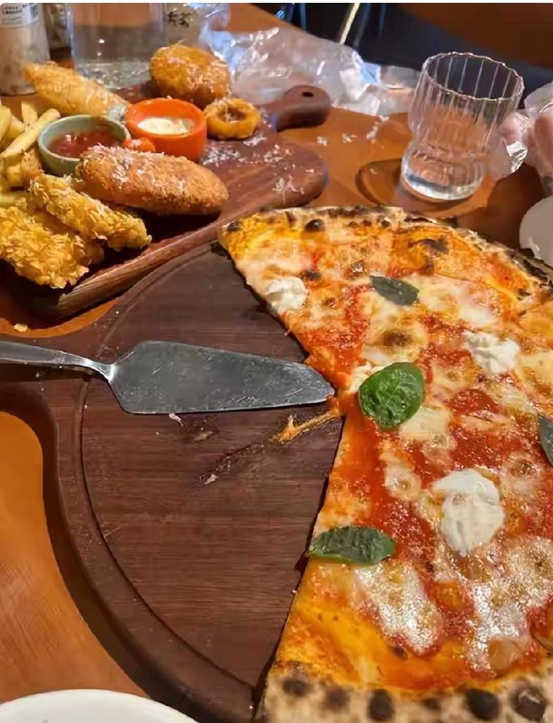 美国这是闹哪样？当地时间2月8日消息，五角大楼周边披萨订单成倍增长。像距离五角大