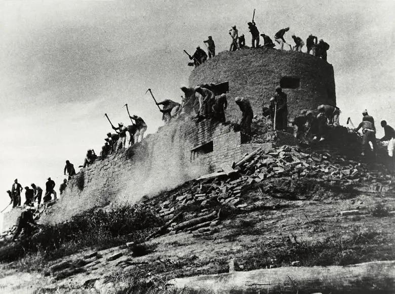 1943年，地下党王其华在送情报途中，被日伪军追随。突然，他拐进了老乡家，正在院