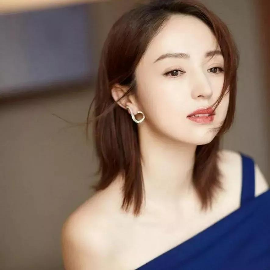 温柔优雅，散发着迷人的气息。气质超艳 自然系女神 美女叶濛雨 艳甜美少女 婀娜多