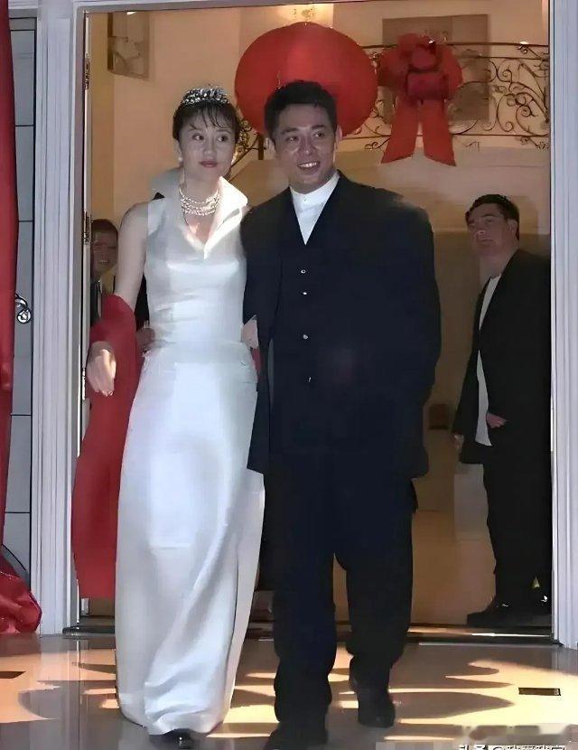 当年李连杰和利智大婚时的照片，还真没看出来利智有多美，就是身材挺好的吧！ 