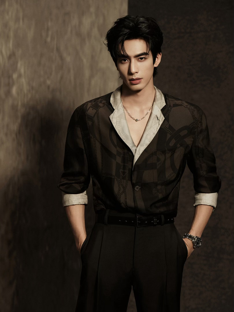 宋威龙今日参加微博之夜内场造型，身着爱马仕2026夏季男装系列成衣，搭配 MIK