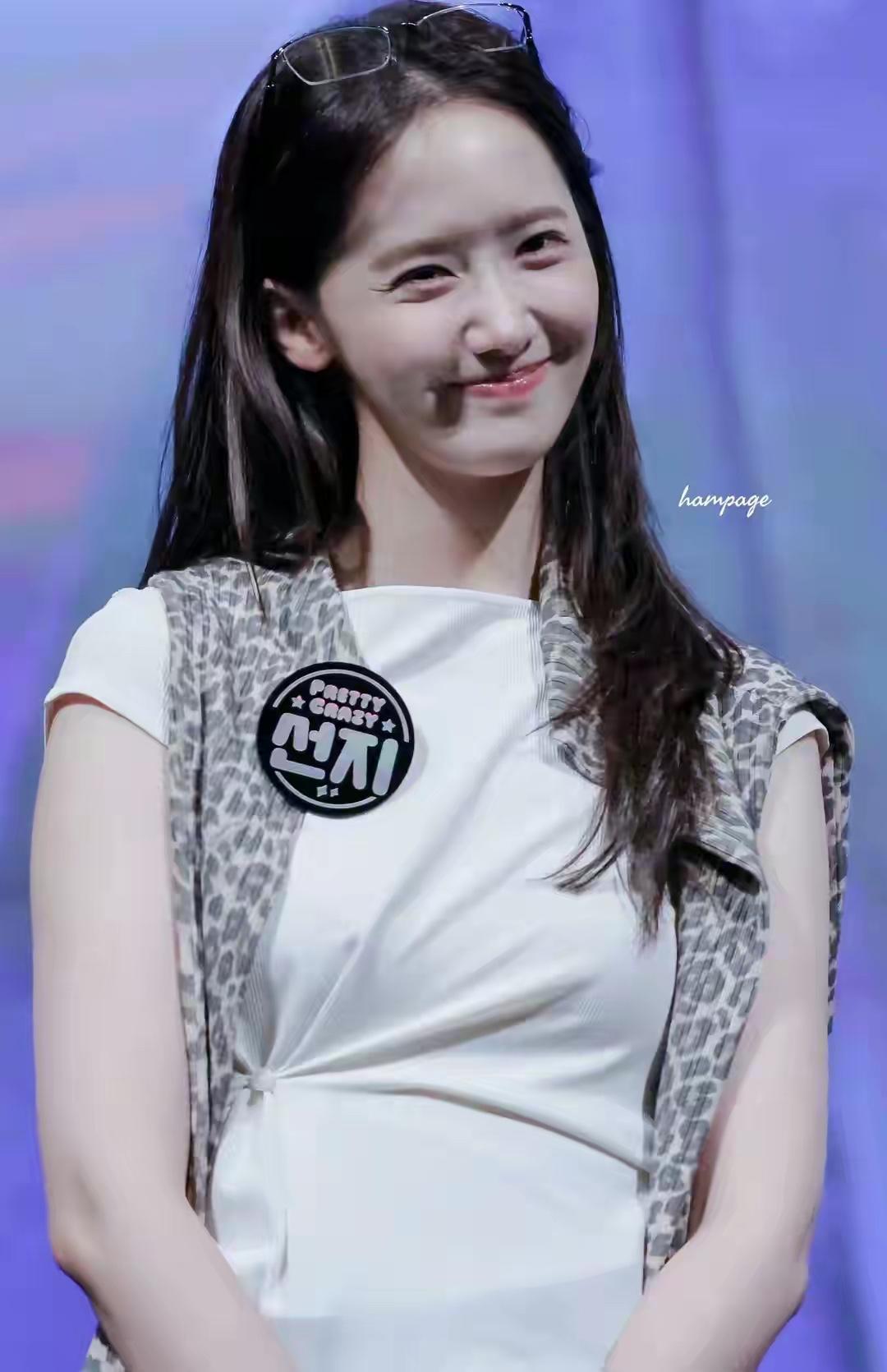 林允儿真的好漂亮，笑容楚楚动人