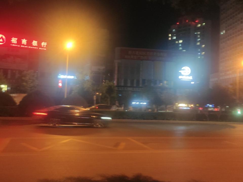 夜幕下的繁华都市，就像一个巨大的舞台。车流穿梭在街道，像一条条发光的丝带，在夜色