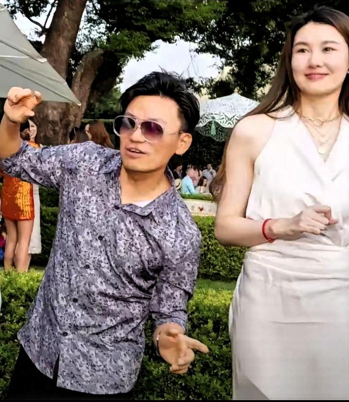 相恋八年却迟迟不结婚，王宝强身边这位女友到底差在哪？
 
站在王宝强身旁的冯清一