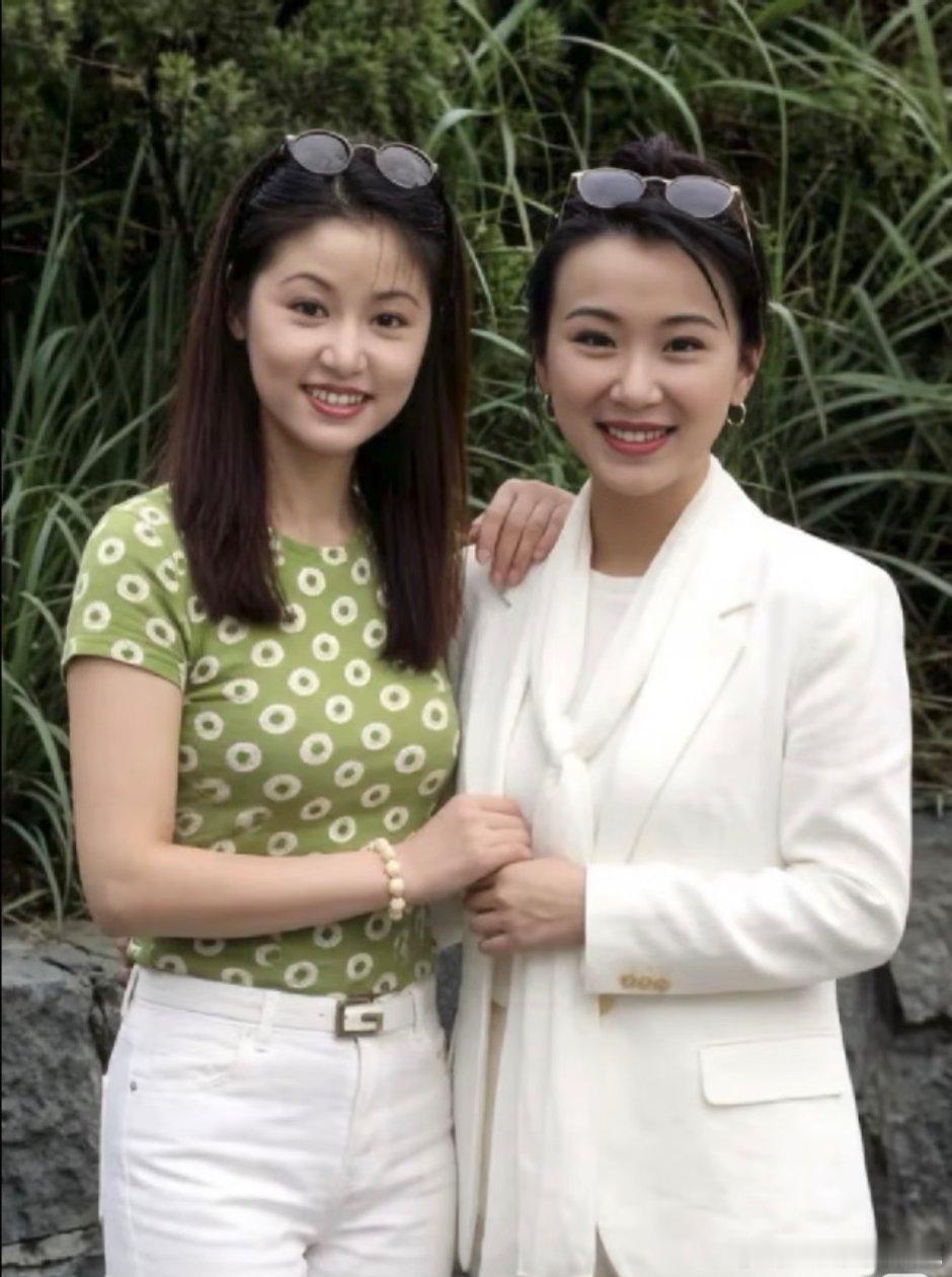 21岁时的林心如和萧蔷，俩人1997年在电视剧《真爱一世情》剧组合影，好青涩。 