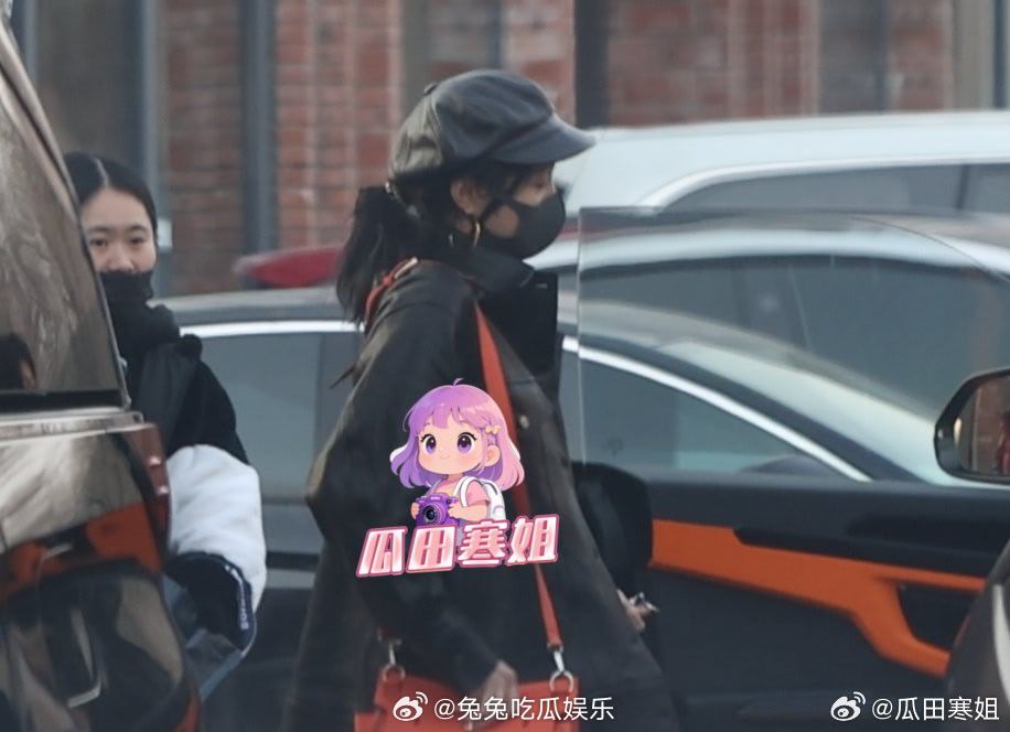 关晓彤打扮靓丽精致喜提新车   恭喜关晓彤喜提新车咯 