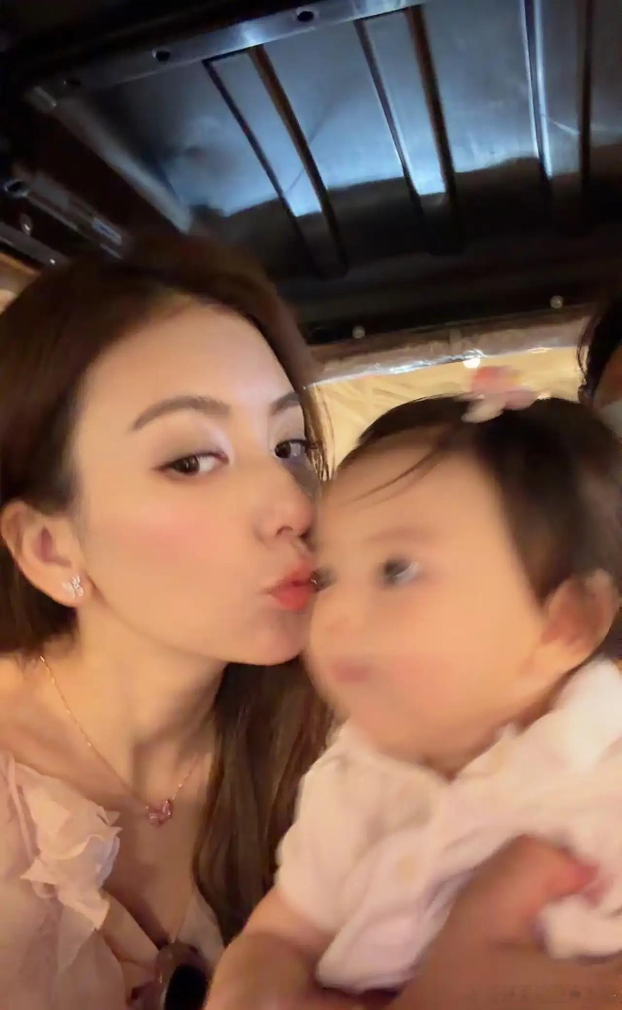 方媛晒一家五口出游照！三女儿好可爱啊，胖嘟嘟大眼睛，抢走郭富城风头。 
