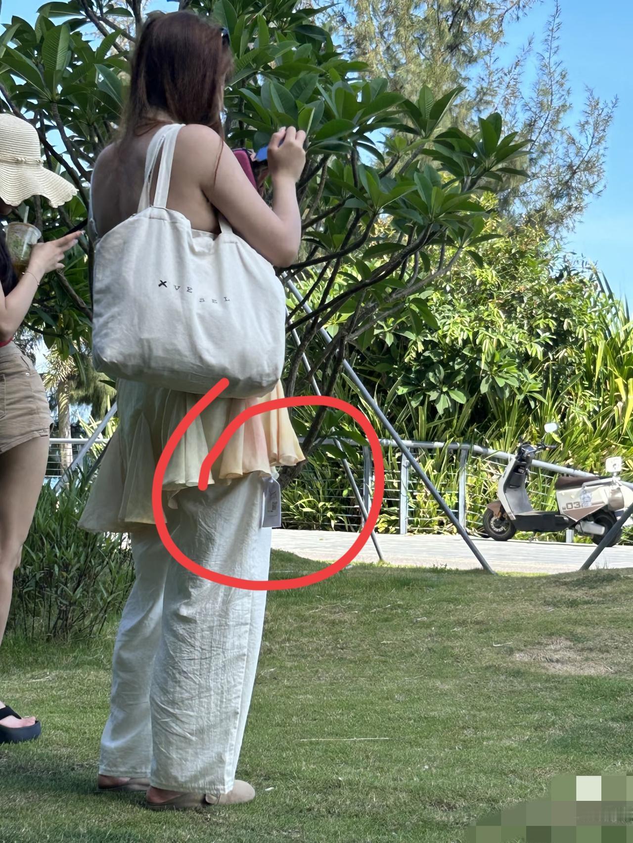 商家被逼出“巴掌大吊牌+密码锁”的操作，
真不是没事找事，

是被“穿完就退”的