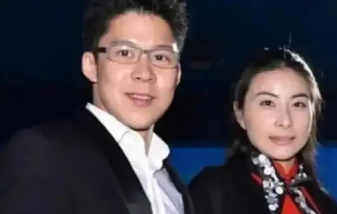 郭晶晶嫁进霍家十几年，被反复提起的从来不是珠宝礼服，是一双几十块的帆布鞋和顺手收