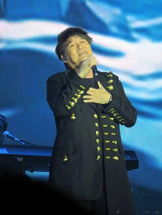 65岁周华健一身黑也遮不住肚腩日前，现年65岁的“天王杀手”周华健远赴伦敦和巴黎