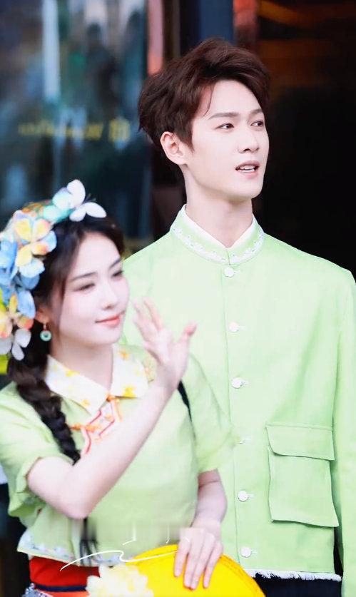 李昀锐绿色西装春日感 李昀锐泉州录制路透 李昀锐泉州录制路透，李昀锐绿色西装春日