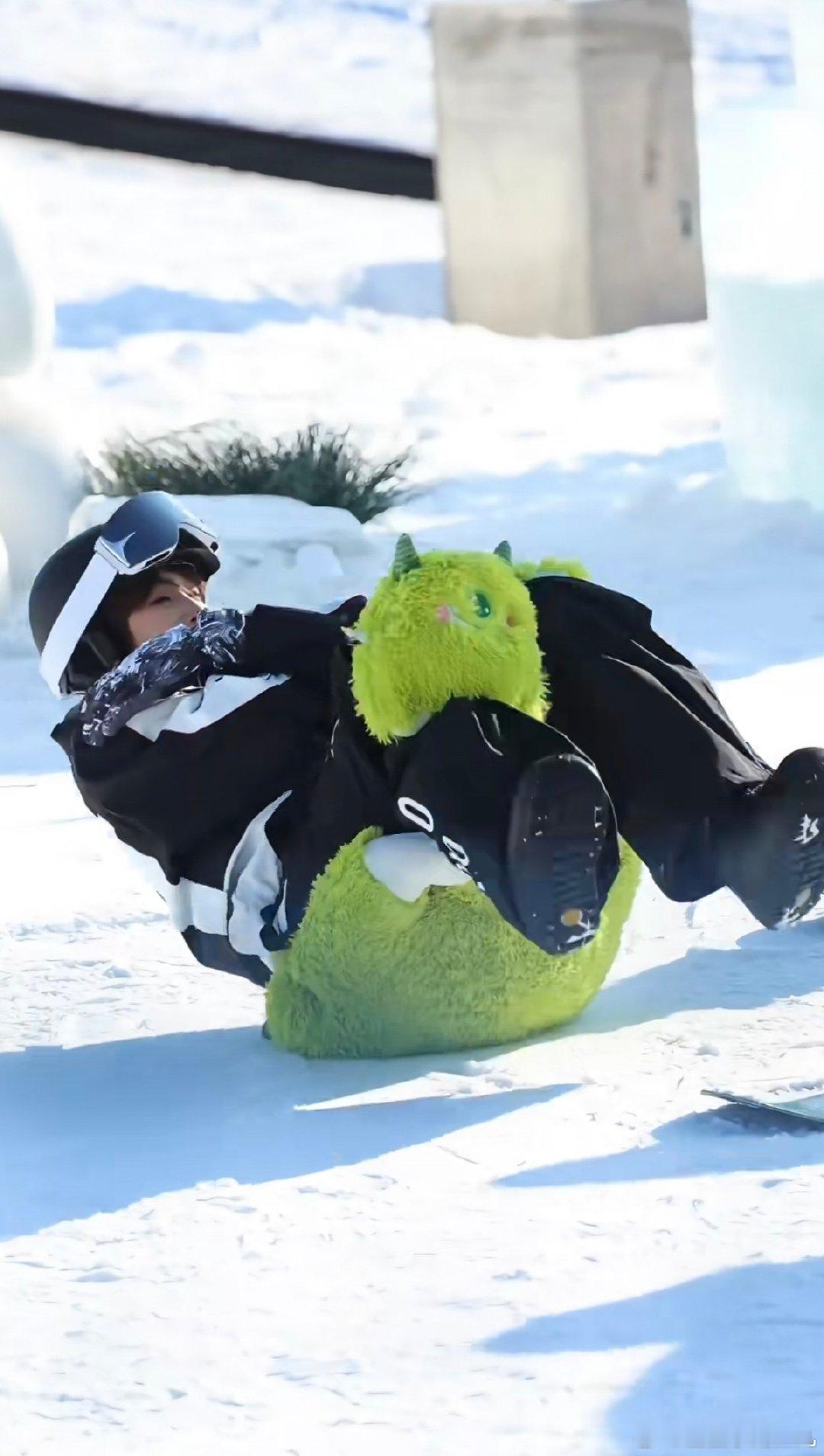 刘宇滑雪热身也不忘了比love你好星期六 刘宇这波操作我给满分！热身比love超
