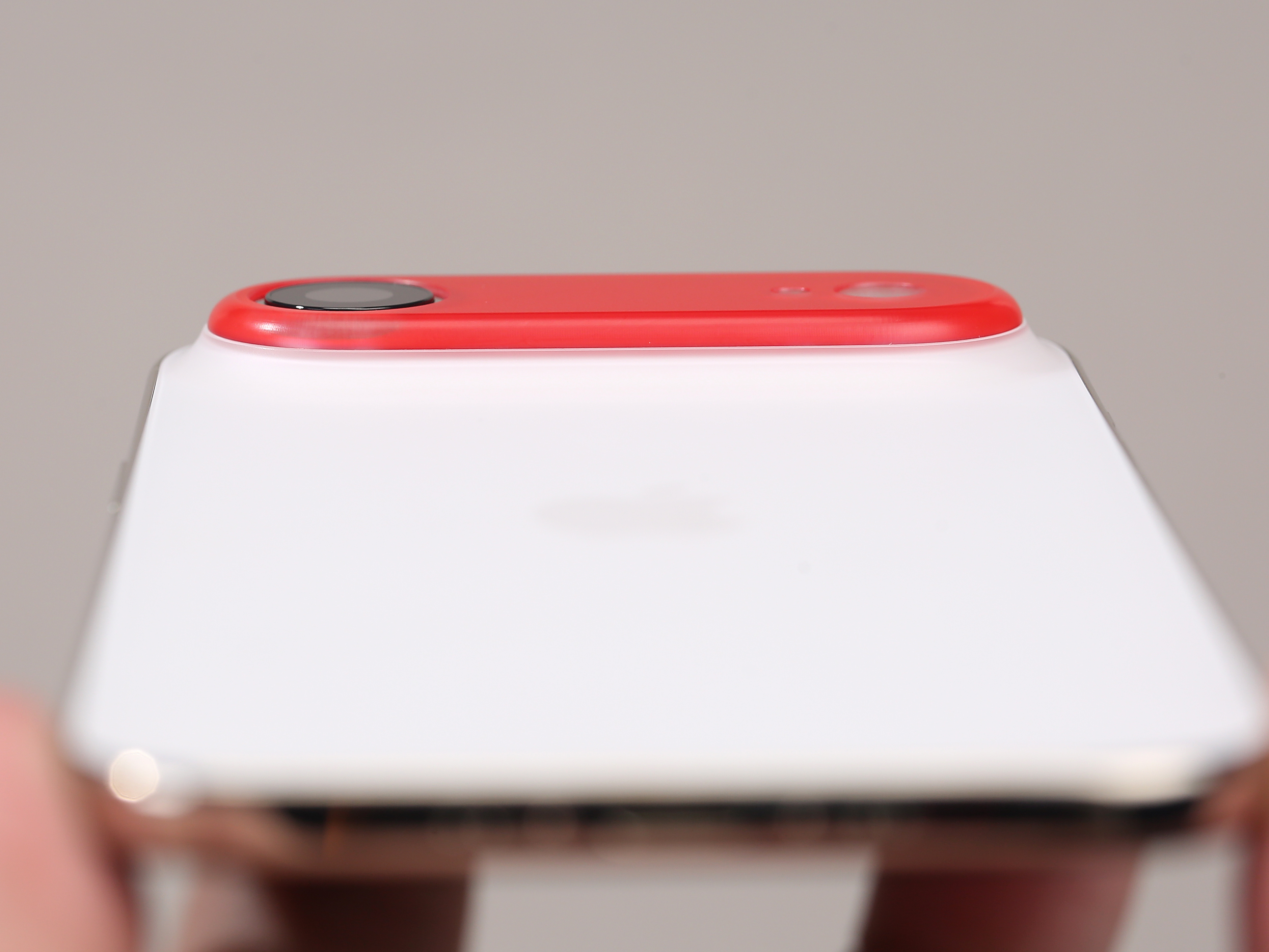 喜庆 iPhone Air 红色平嵌镜盖，上架多达十一种配色了，总有一款适合你们