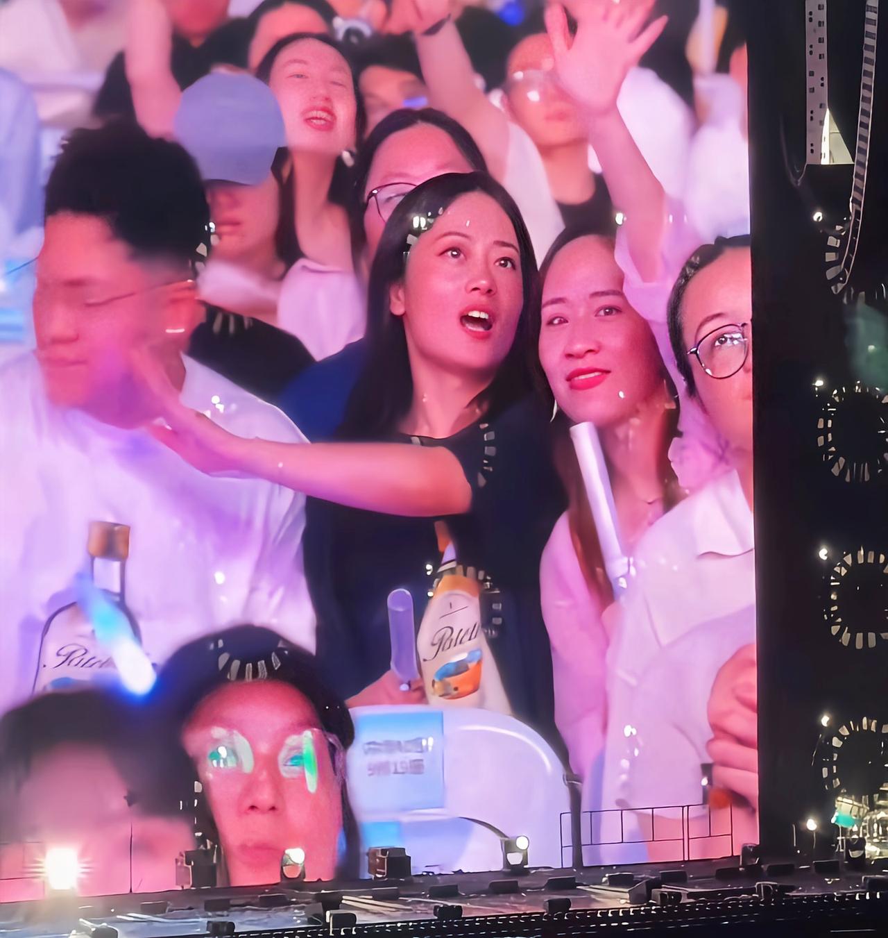 演唱会散场不就得分手？
一对情侣看演唱会被镜头捕捉到，男生想亲吻女朋友，结果被女