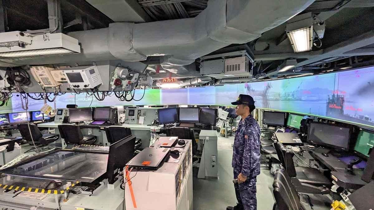 图为日本最上级导弹护卫舰作战信息中心，看似先进，其实跟电车里大彩电一样没什么技术
