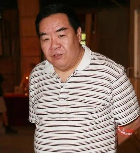 郑则仕破产，公司欠下1700万外债，走投无路之际，他给昔日好友周润发拨去了电话“