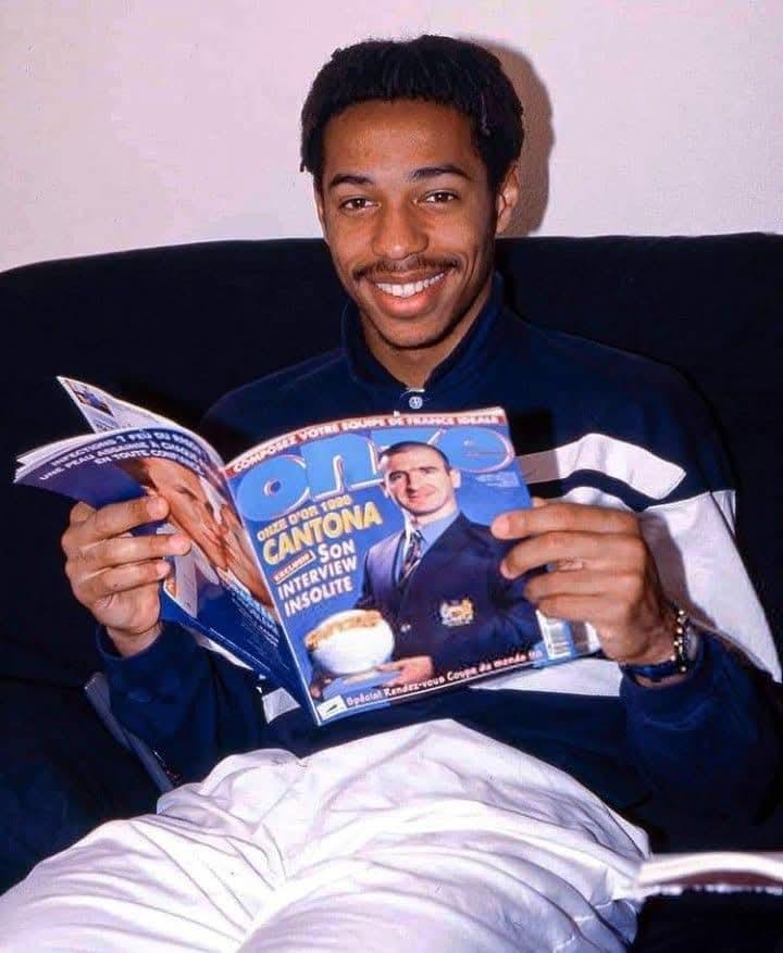 【老照片】 法国球迷俱乐部 🇫🇷Thierry Henry reading 