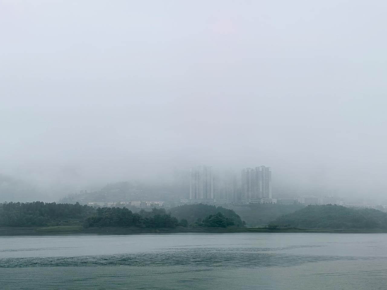 烟锁楼台雾锁山，
一江碧水水连天。
云浮远岸霞浮谷，
万里清风风漫川。旅行随手拍