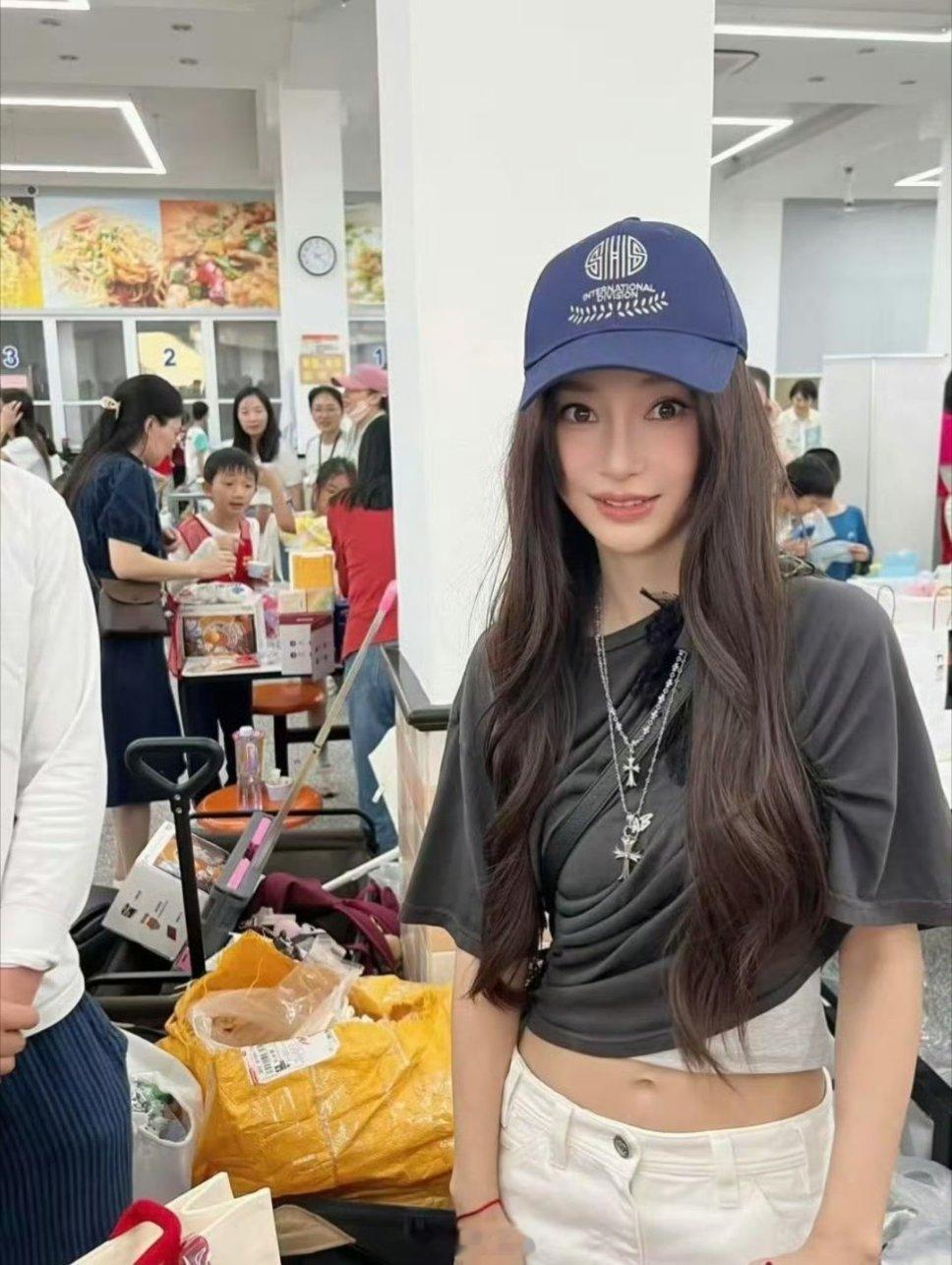 Angelababy完全没有明星架子 Angelababy现身小海绵学校义卖会A