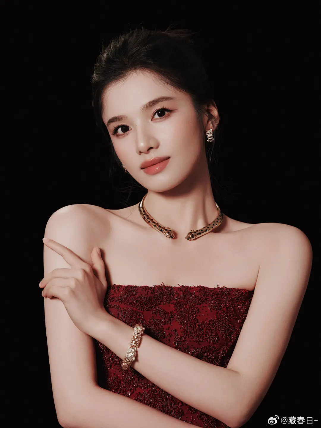张婧仪第二套Burberry特别定制出图👸🏻暗夜玫瑰🌹 