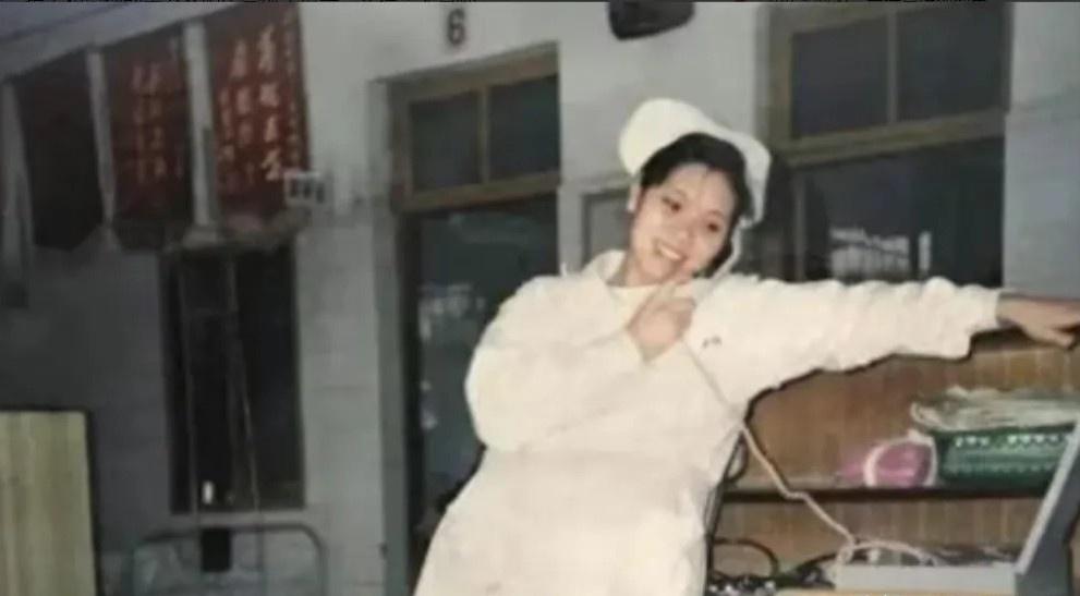 1999年，黑龙江19岁护士收养10岁男孩，将他视作亲弟，12年来始终没有结婚，