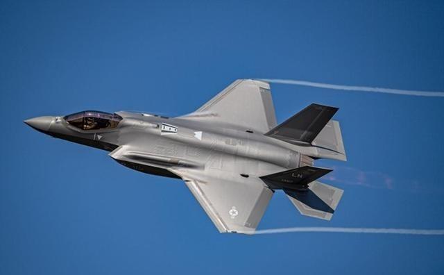 任何一个国家的四代机都可以击落中国的五代机歼20，而美国不但找到了歼20的弱点，