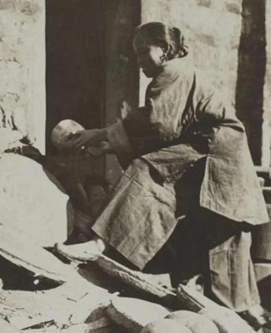 邓李氏是一名清朝刽子手的老婆，那些被砍下来的脑袋无人问领，就会被刽子手带回到自己