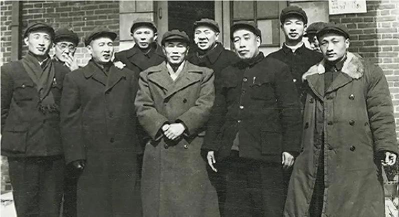 曾经统领百万大军，转业后为生活买菜，李达看到他拎着篮子劝其加强作风，这样真的可行