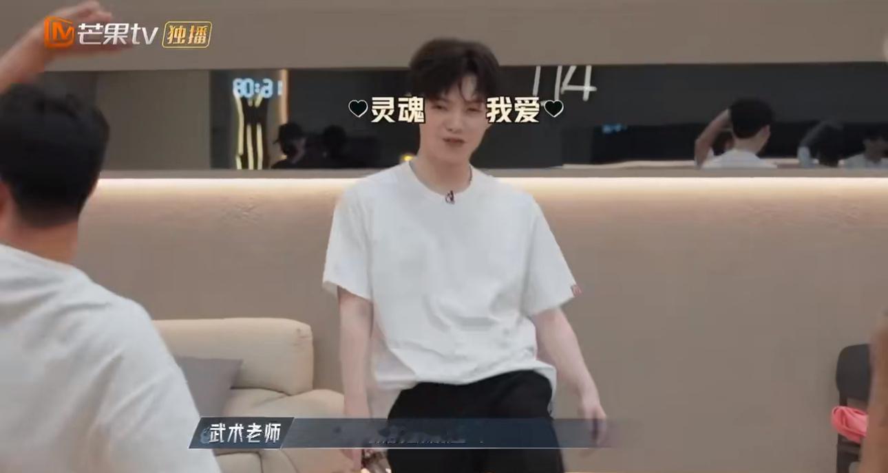 #朱星杰中二魂燃起来了#朱星杰联想到了以前看的小说中的侠客，中二之魂熊熊燃烧🔥