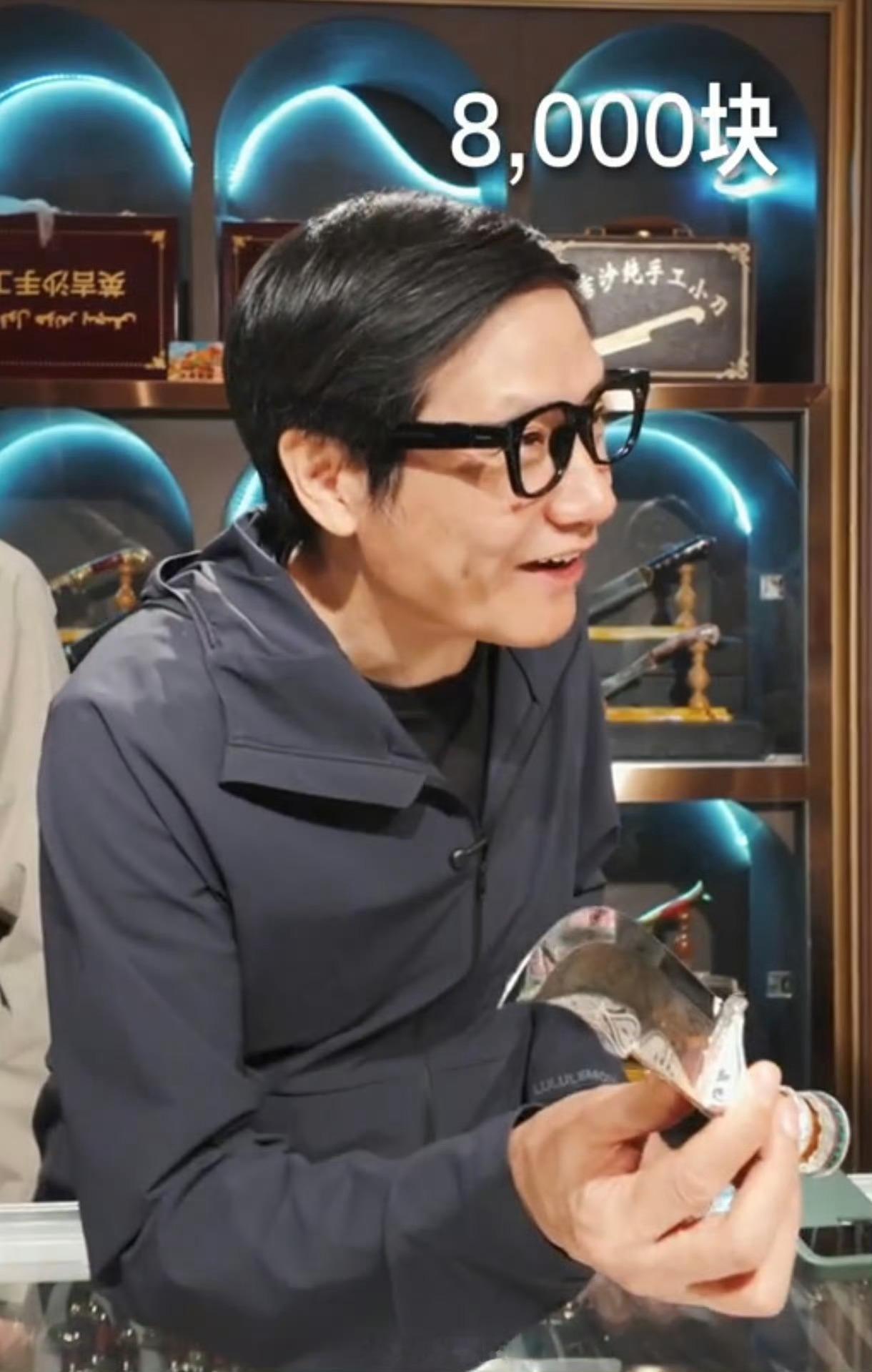 千亿富翁的雷总觉得8000块的刀具贵那和我觉得5毛钱的外卖餐具贵是一样的[捂嘴哭