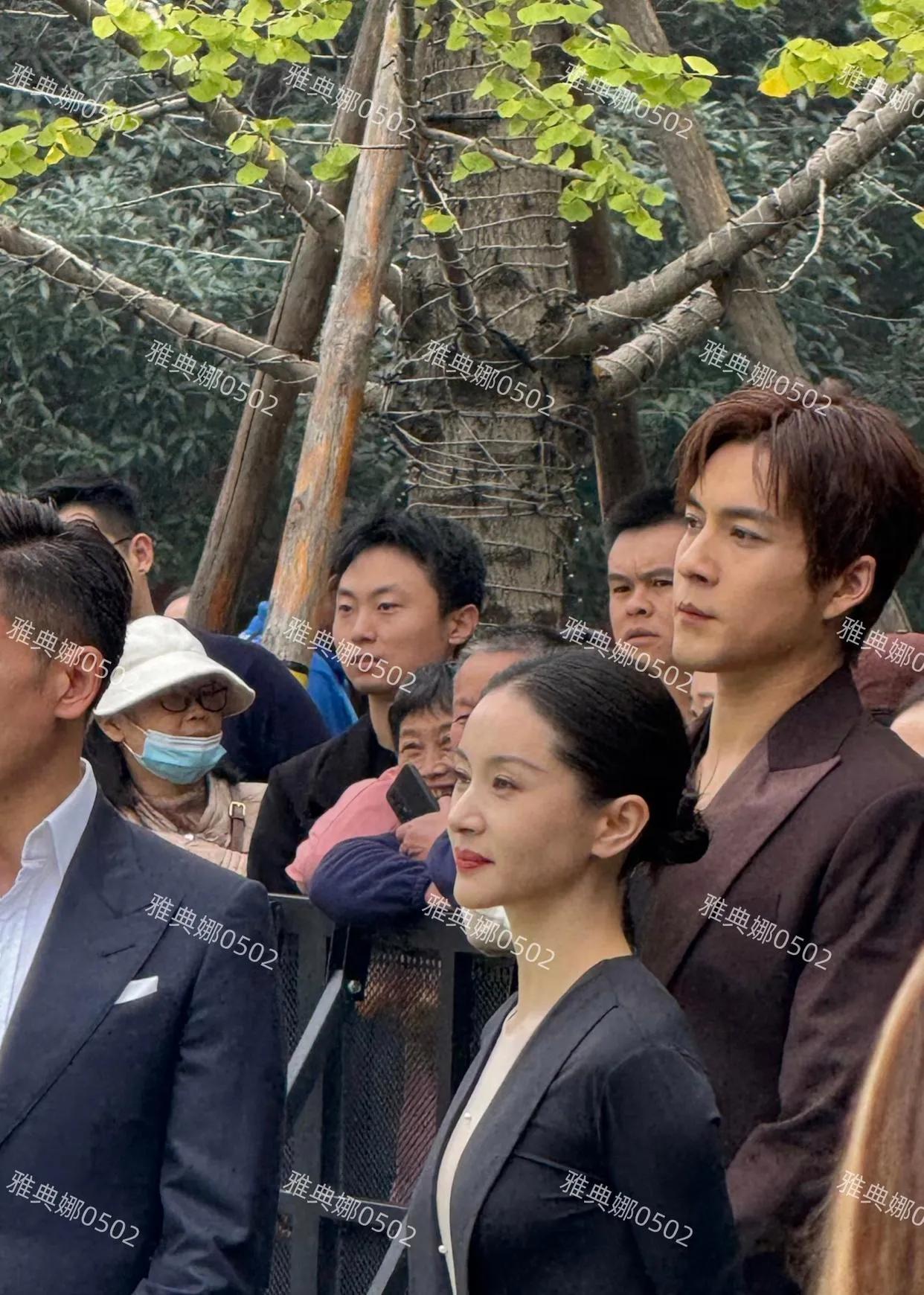 在成都太古里偶遇王子文和韩东君，真的被这身高差惊到了！
 
王子文一身黑色深V长