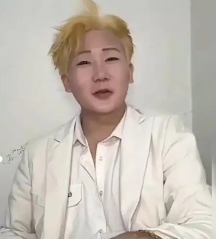 靠模仿王源出圈，网红“王扁”在重庆摆摊遭男子用锤子击打头部10分钟，行凶者被警方