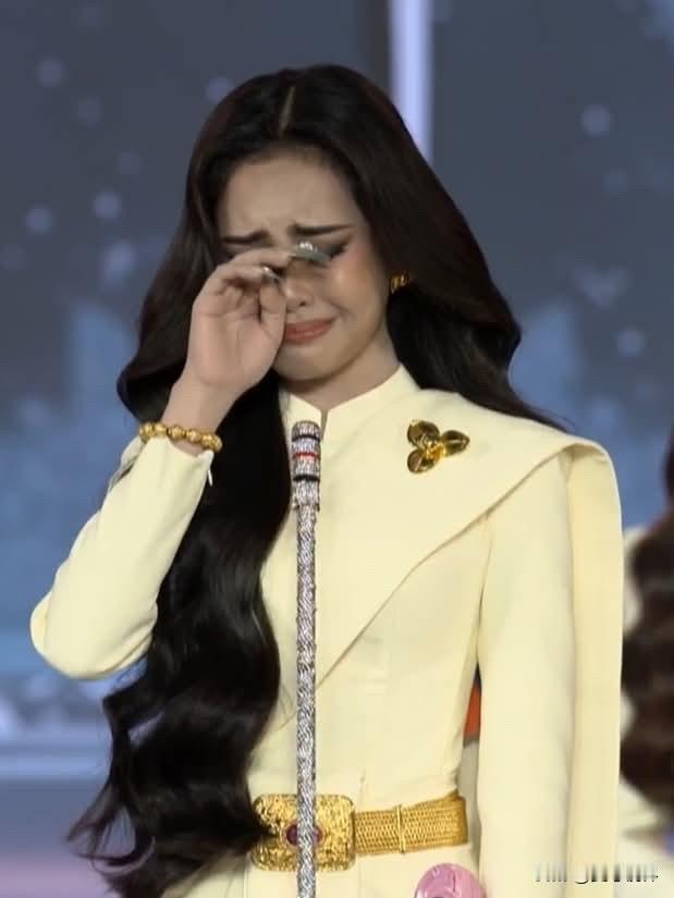 11月16日，柬埔寨青少年小姐楚丽·洛雷亚斯在选美比赛的演讲中，发表了措辞强烈的