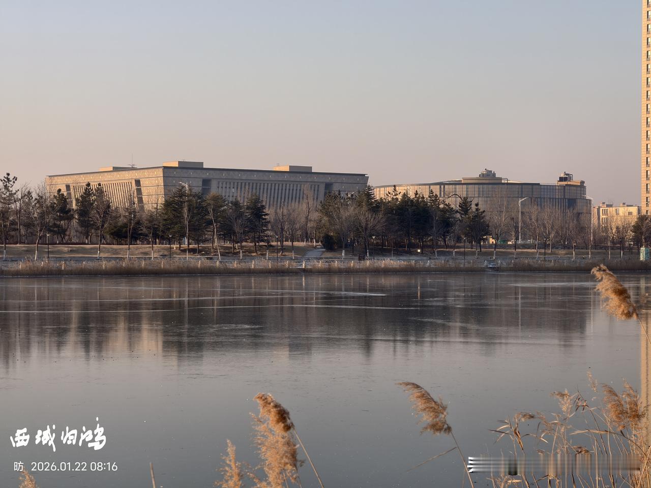 东营人都来看看，广利河南边的这建筑你知道不？一个圆的一个方的，据说是东营的一张名