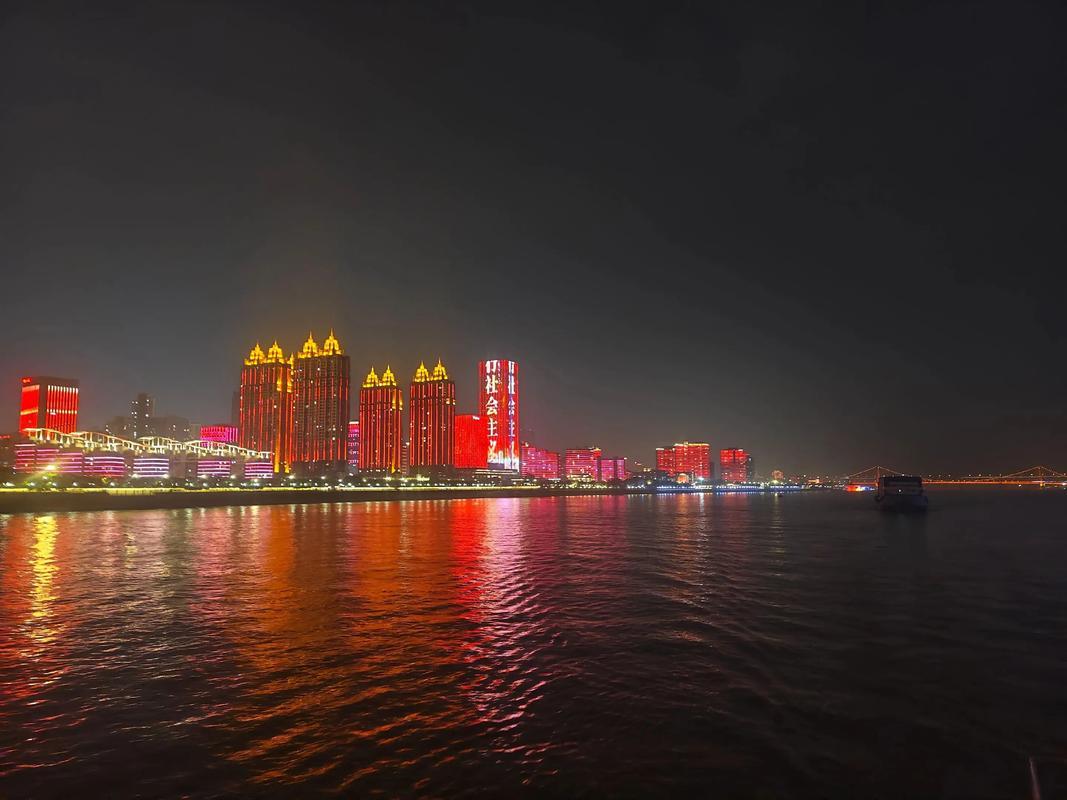 春江月夜
藏头诗
文/李兴伟
春江月夜景致妙
江水天天涌新潮
月暮彩灯波中跳
夜