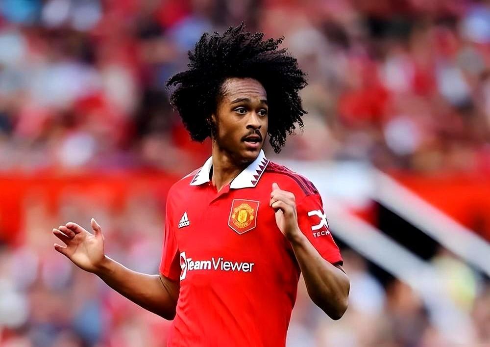 国足赢了库拉索，可球迷心里五味杂陈。

26岁的陈达毅，这回穿对手球衣出场，四代