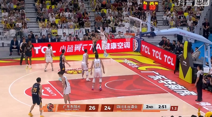 要么干脆真的给四川队赢一把吧，宏远做个好人。毕竟四川队卖给了宏远萨姆纳，我觉得这