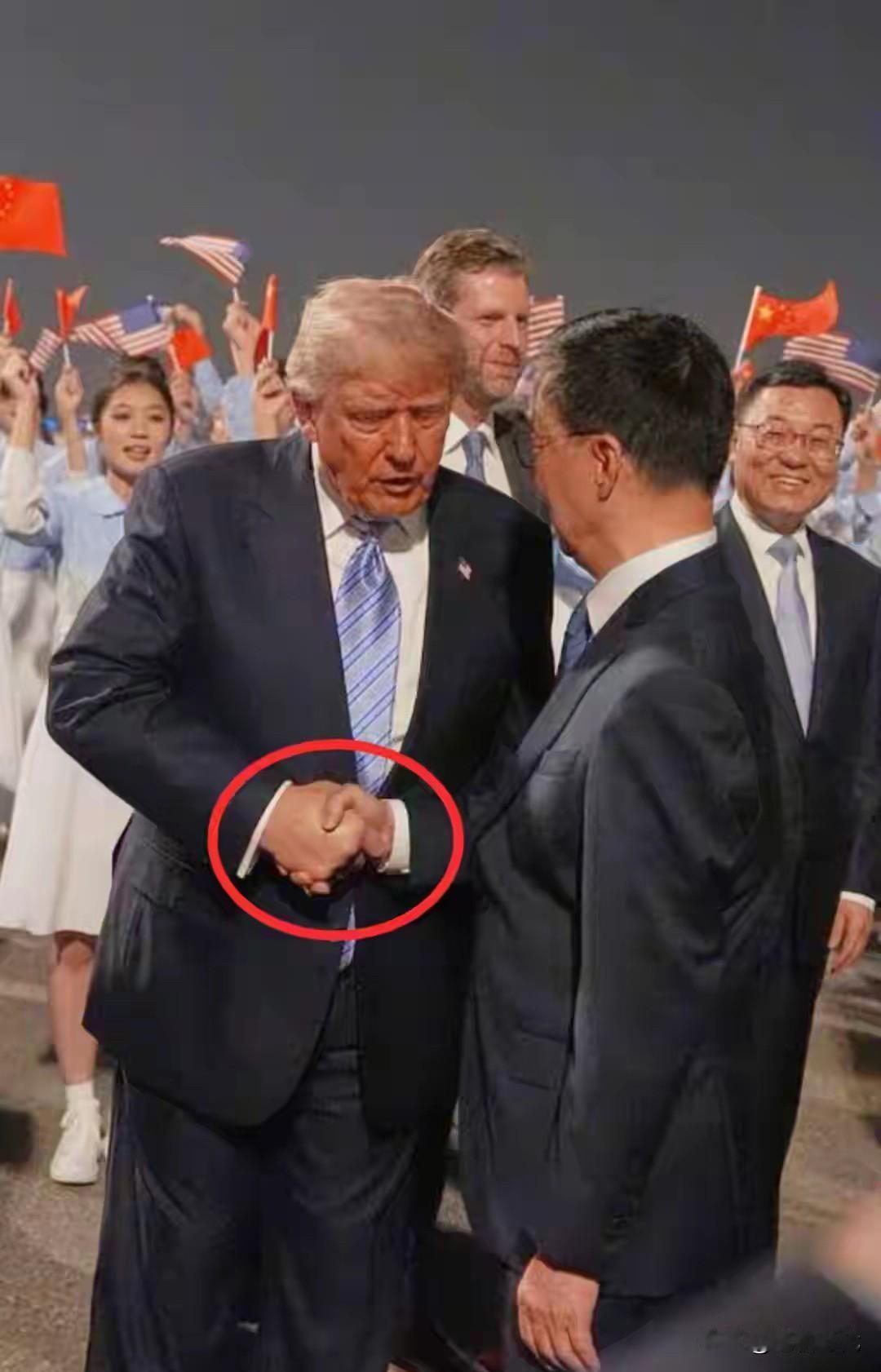 藏都藏不住那份开心！特朗普走出机舱门嘴角上翘，单手握拳，走在红毯上笑容一直没断，