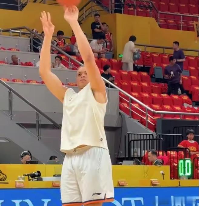 恢复良好！媒体人：洛夫顿目前可以双手进行投篮6月2日讯 今日晚间CBA总决赛G4