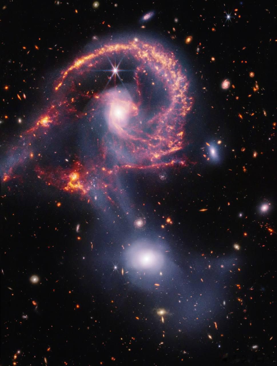 相互作用的星系对 Arp 107。这个碰撞的星系双人组，通过一条细长的尘埃和气体